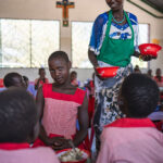 Die Missionsgemeinschaft überzeugt die Familien, wie wichtig der Schulbesuch für die Zukunft ihrer Kinder ist.